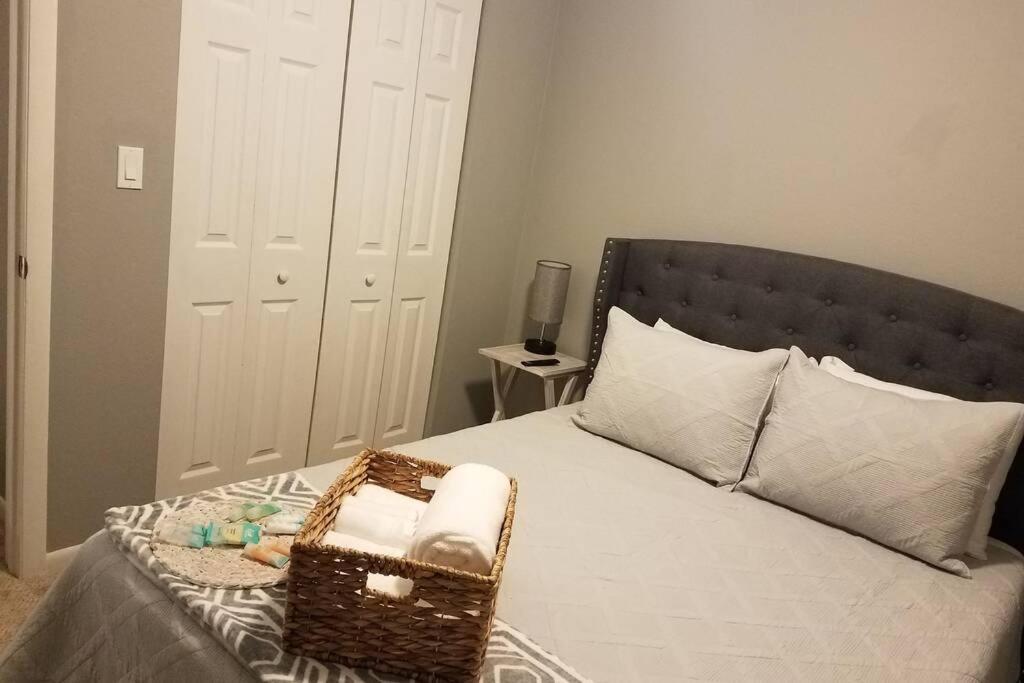 Cozy 3 Bed 2.5 Bath Located Near Busch Gardens Διαμέρισμα Τάμπα Εξωτερικό φωτογραφία